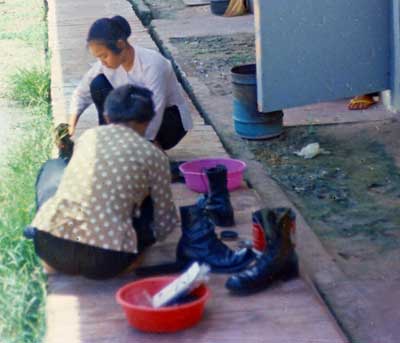 Vietnam, Mamasan shines boots.